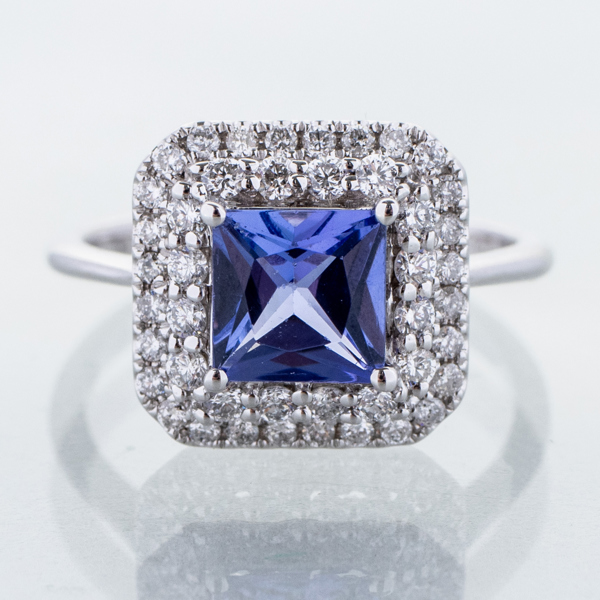 RING, carmosémodell, 18k vitguld, blå tanzanit ca 1.20 ct, briljantlipade diamanter tot ca 0.52 ct_15745a_8db56e4f9a297c0_lg.jpeg