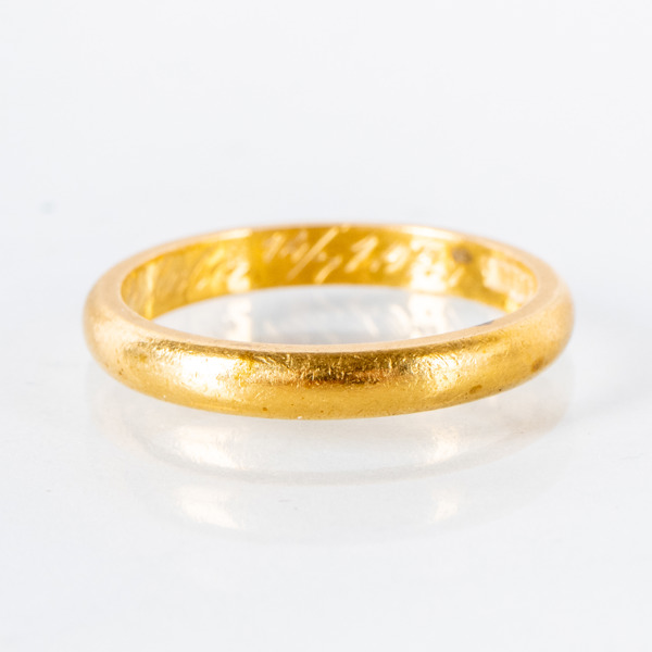 RING, 23k guld, svenska stämplar, vikt ca 6 g _16424a_8db5db9120e9a2e_lg.jpeg